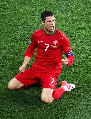 暖心，埃克塞特城小将伯奇对曼城打入进球后，谢尔基给予鼓励